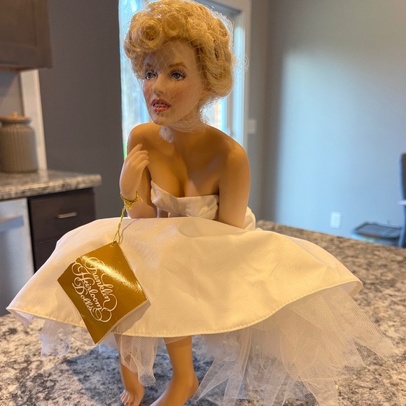 Franklin Mint Marilyn Monroe Porcelain Doll - Picture 1 of 5